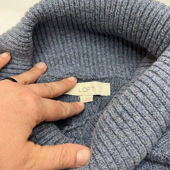 LOFT Blue/Gray Flecked Shirttail Plush Poncho Turtleneck Pullover Sweater M - Picture 5 of 5